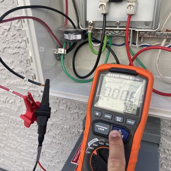Silver Grid - Electrical meg-ohmmeter testing of solar circuit - Electricians Near Me Silver Grid - Electrical meg-ohmmeter testing of solar circuit - Electricians Near Me