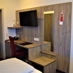 Hotel Engelhorn - TV and desk