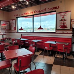 Freddy's Frozen Custard & Steakburgers - Main dining area