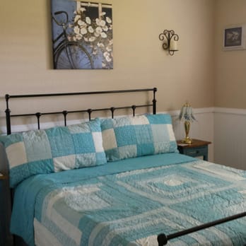 Union Road Guest House - Blue room shares a bathroom - Bed & Breakfast Near Me - Paso Robles, California