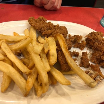 Friendly's - a plate of fried chicken and french fries - Burgers Near Me - Lebanon, Pennsylvania