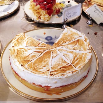 Herr Max - Rhabarber-Baiser-Kuchen - Cafes Near Me - Hamburg, HH