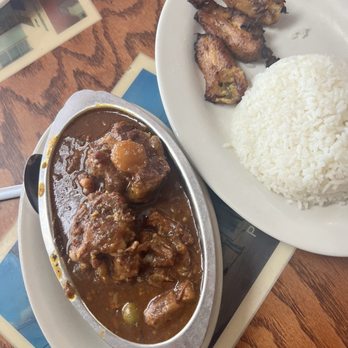 Puerto Sagua Restaurant - Oxtail Stew rice plantains - Cuban Near Me - Miami Beach, Florida