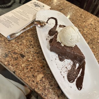 Glacier BrewHouse - Chocolate Overload Cake - American Near Me - Anchorage, Alaska