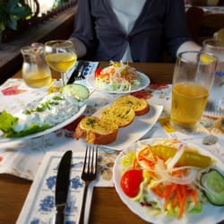 Restaurant Am Schloß - Die Vorspeise, Tsatsiki mit Knoblauchbrot