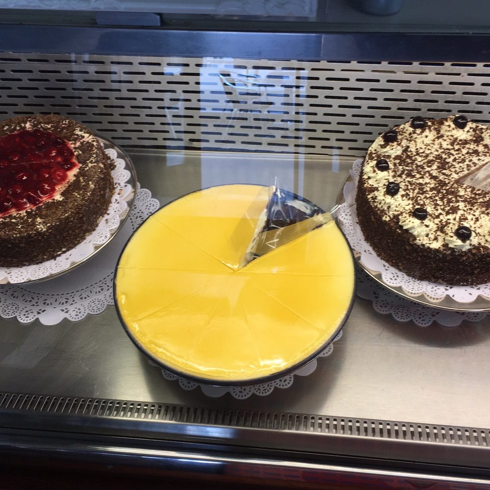 Café Diglas - Dessert case - Coffee & Tea Near Me - Vienna, 9 Café Diglas - Dessert case - Coffee & Tea Near Me - Vienna, 9
