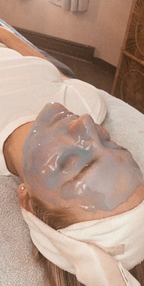 Skin and Roses Esthetics Logo