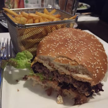 Rondeau - Chili-Cheeseburger mit pommes. - International Near Me - Hockenheim, BW Rondeau - Chili-Cheeseburger mit pommes. - International Near Me - Hockenheim, BW