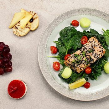 AvecPlaisirs Chefs Traiteurs - Notre salade-repas saumon sésame. - Caterers Near Me - Montreal, Quebec AvecPlaisirs Chefs Traiteurs - Notre salade-repas saumon sésame. - Caterers Near Me - Montreal, Quebec