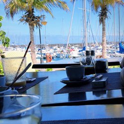 Azure - Ausblick von der überdachten Terrasse auf die Segelschiffe