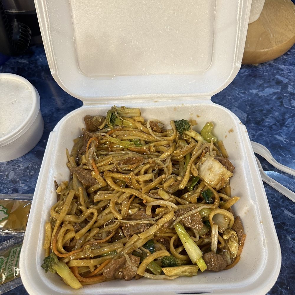 Sukey's China Restaurant - Beef Lo Mein - Chinese Near Me - Wood River, Illinois Sukey's China Restaurant - Beef Lo Mein - Chinese Near Me - Wood River, Illinois