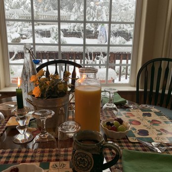 McCaffrey House Bed & Breakfast - Fantastic table with a view - Hotels Near Me - Twain Harte, California