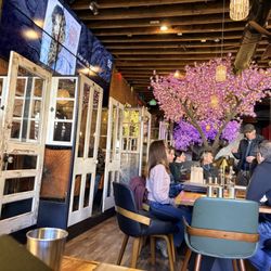 Derailed Pour House - Decor is amazing