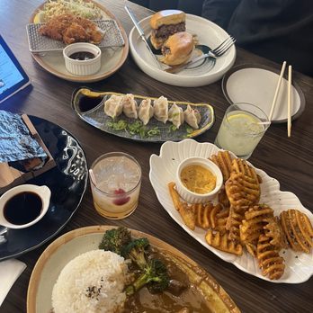 Chubby Curry - handroll/wagyu curry/fries/wagyu dumplings/wagyu burger/chicken katsu side/alcoholic drinks - Japanese Curry Near Me - Covina, California
