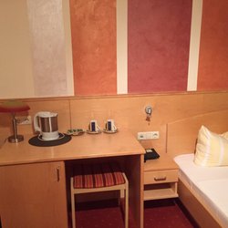 Hotel Königsteiner Hof - Electric kettle, coffee and tea provided. Desk with refrigerator underneath.