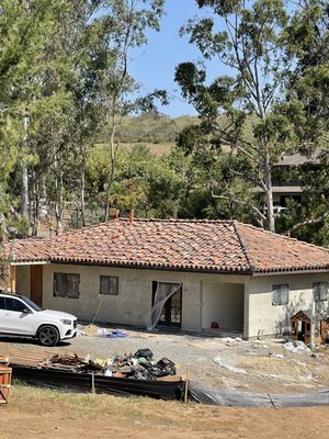 P Victor Roofing Logo