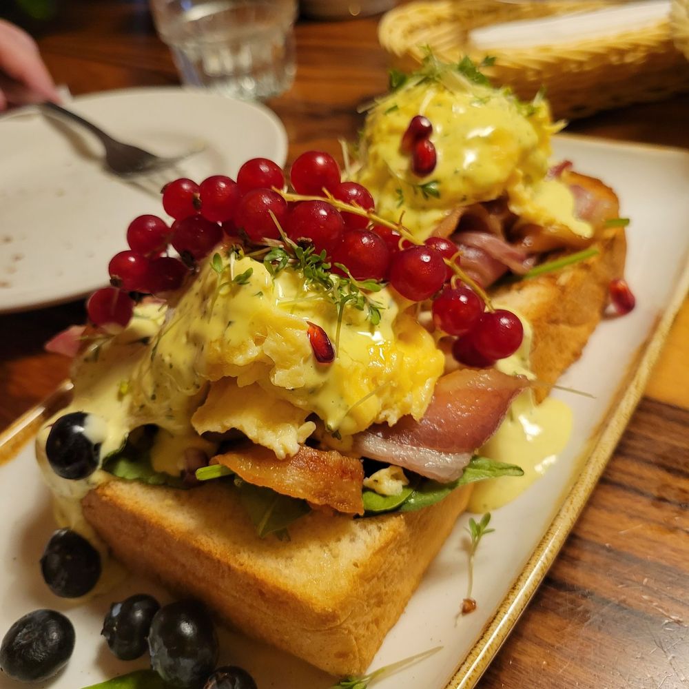 Café Datscha Friedrichshain - Benedict with bacon - Russian Near Me - Berlin, BE