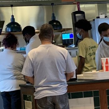 Kelly's Roast Beef - Ass you can see they are taking mask wearing seriously for customers but staff it doesn't matter..... - Sandwiches Near Me - Medford, Massachusetts