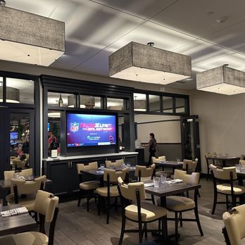 Hilltop Kitchen & Bar - Interior. - Wine Bars Near Me - Syosset, New York