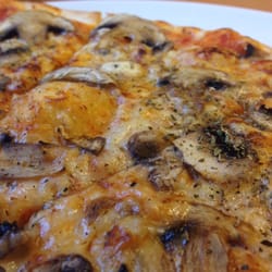Georges Pizzeria - Pizzorna är slicade som default!