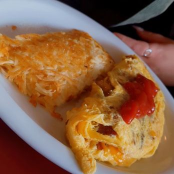 Redwood Cafe - Great hash browns! Don't ask me why her silly self added ketchup to her omelette. Must be a Cali thing - New American Near Me - Cambria, California