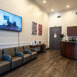 Wound Institute of America - Spacious waiting room