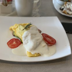Cafe Chandeleur - Omelette de salmon con salsa de queso