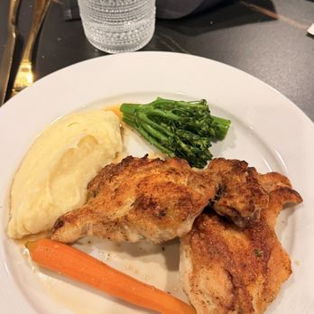 La 420 Restaurant & Bar - New American Near Me - Great Neck, New York