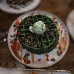 Madres Brunch - Pistachio waffle.
