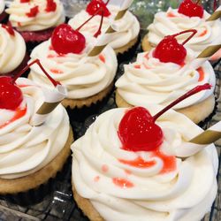 Everything’s Harvest Cupcakery - Cupcakes! Rootbeer Float cupcakes!