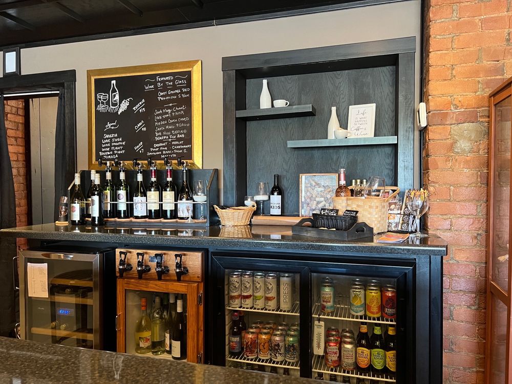 UnWine'd Wine Bar Logo