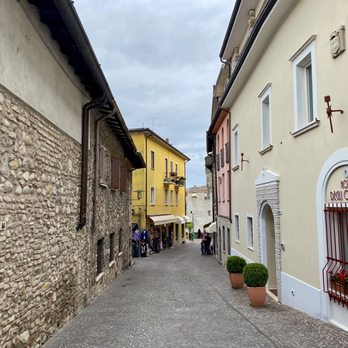 Sirmione - Walking through the alleyways - Landmarks & Historical Buildings Near Me