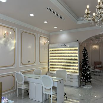 Le Petit Salon - Nail Salons Near Me - Tustin, California