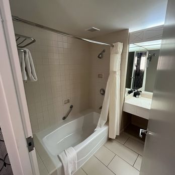 The Clyde Hotel - Dated bathroom yet big - Hotels Near Me - Albuquerque, New Mexico