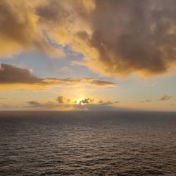 Makapu'u Point Lighthouse Trail - Here comes the sun...