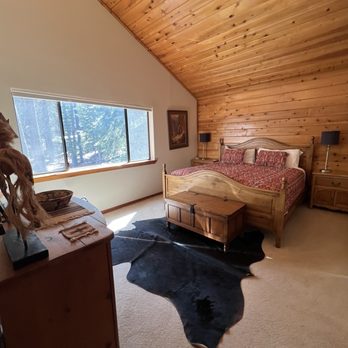 Tahoe Getaways - Bedroom #1 upstairs, queen bed - Vacation Rentals Near Me - Truckee, California Tahoe Getaways - Bedroom #1 upstairs, queen bed - Vacation Rentals Near Me - Truckee, California