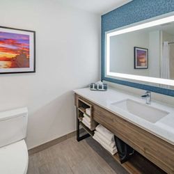 La Quinta Inn & Suites by Wyndham - Guest room bath