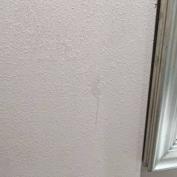 Econo Lodge - Dirty walls in bathroom. 11.14.2020 - Hotels Near Me - Asheboro, North Carolina