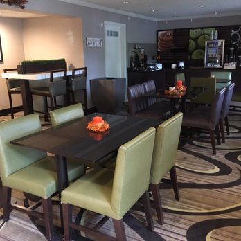 La Quinta by Wyndham Milwaukee Delafield - Dining room. Efficient, clean, comfortable seating - Hotels Near Me - Delafield, Wisconsin La Quinta by Wyndham Milwaukee Delafield - Dining room. Efficient, clean, comfortable seating - Hotels Near Me - Delafield, Wisconsin