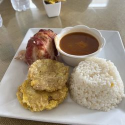 Cassabe - Pechuga rellena de bi-fongo, arroz, habichuelas y tostones.