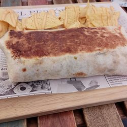Wrap de pollo cajún, beicon, cebolla, salsa chédar y salsa BBQ (6,5 €)
