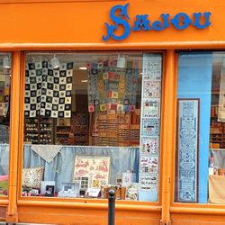 Sajou - La célèbre devanture orange de la mercerie Sajou à Paris