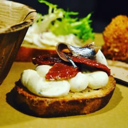Piccerelle - La bruschetta con ricotta di bufala profumata, alici di cetara e pomodori secchi