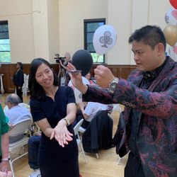 Darren Yong Entertainment - Performing card magic for Mayor Wu!