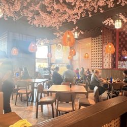Oishii Ramen And Bar - Seating area