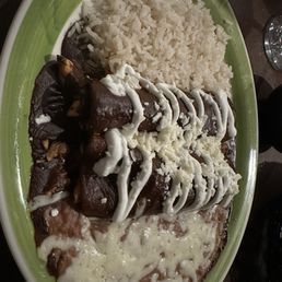 Enchiladas de Pollo en Mole 8/10 good portion plenty of flavor