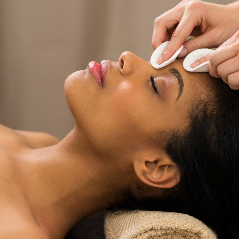 Illustria Medical Aesthetics - Leonora Ogbeide, MD CCFP Logo