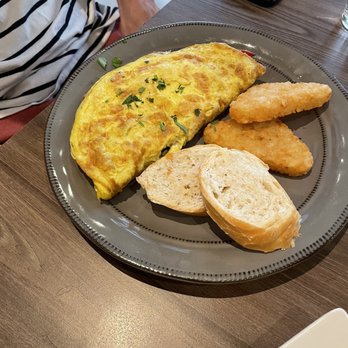 Kaffe Haus - Bacon omelette with onions, tomatoes, and peppers - Breakfast & Brunch Near Me - San Juan, Puerto Rico Kaffe Haus - Bacon omelette with onions, tomatoes, and peppers - Breakfast & Brunch Near Me - San Juan, Puerto Rico