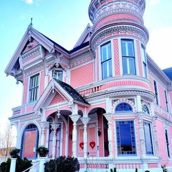 The Pinc Lady Mansion - Guest Houses Near Me - Eureka, California