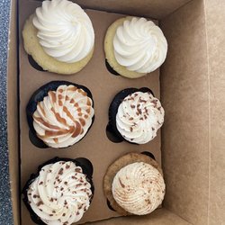 HappyCakes Cupcakery - Vanilla dream, chocolate salted caramel, chocolate tuxedo, hummingbird